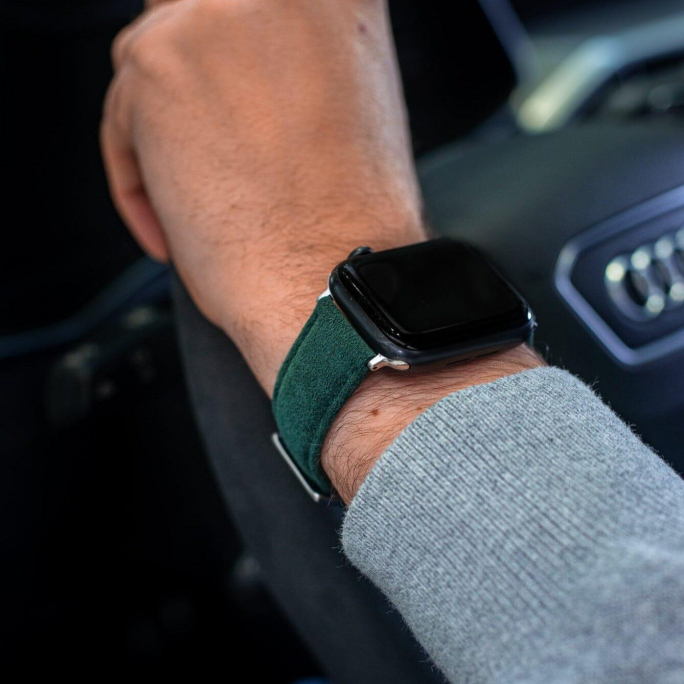 Alcantara Apple Watch Band With Buckle - Midnight Green - 42/44/45/46mm & Ultra (49mm) - Christmas Edition, 50€, Afbeelding 5 Alcantara Apple Watch Band With Buckle - Midnight Green - 42/44/45/46mm & Ultra (49mm) - Christmas Edition, Afbeelding 5