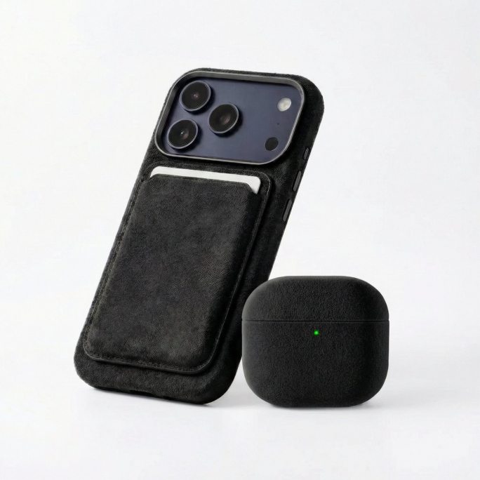 AirPods (4th generation) Alcantara Case - Deep Black, Image 3